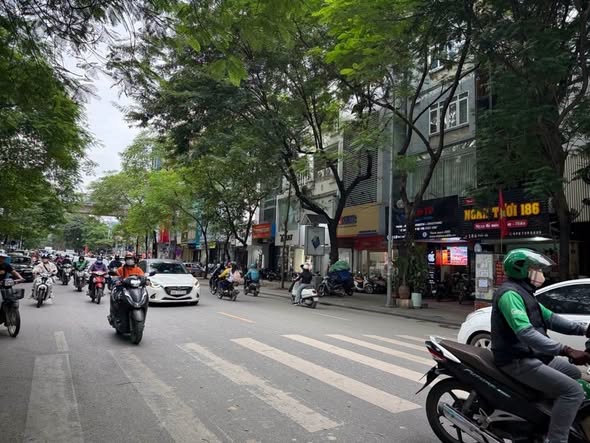 CỰC HIẾM - NHÀ CỰC ĐẸP -  PHÂN LÔ - Ô TÔ TRÁNH- VỈ HÈ  - THANG MÁY - CHỐT