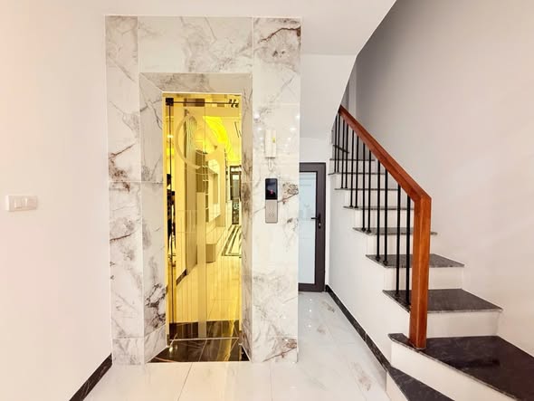 Chiều nay dắt hai bác phụ huynh đi xem căn 30m² 6 tầng thang máy xây mới tinh trung tâm Hai Bà Tr...