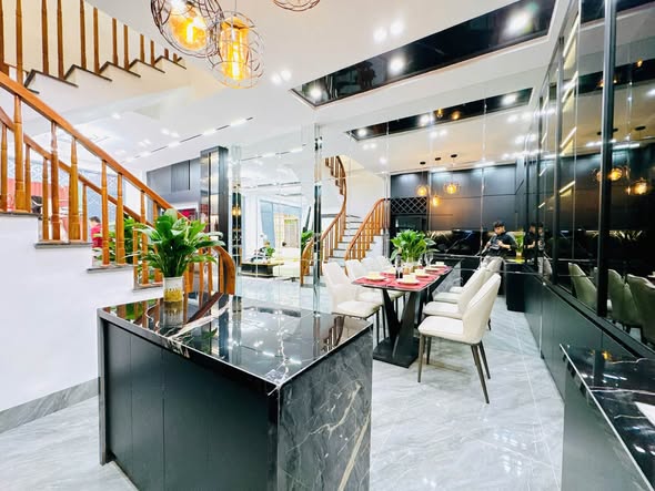 Gia đình tôi dồn tâm huyết xây căn nhà 5 tầng tại Vương Thừa Vũ để ở lâu dài, chứa rất nhiều kỷ n...