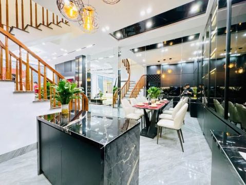 Gia đình tôi dồn tâm huyết xây căn nhà 5 tầng tại Vương Thừa Vũ để ở lâu dài, chứa rất nhiều kỷ n...