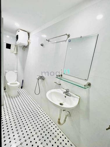 Bán CHCC mặt phố Trung Hoà, giá 5.2 tỷ, hơn 61m2, ở luôn