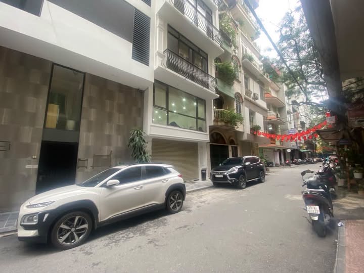 Bán nhà 5 tầng diện tích 70m2 - Mặt tiền 6m, phố Nguyên Hồng Đống Đa, khu phân lô bàn cờ, thông p...