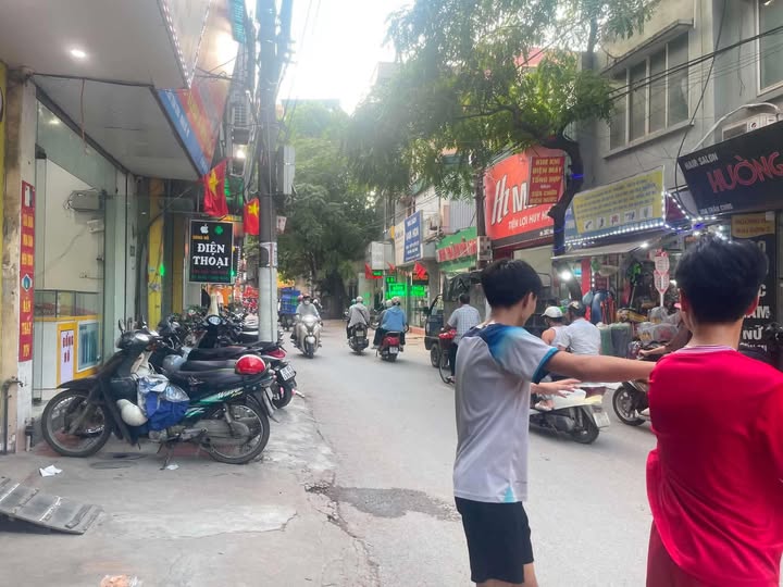 Cho thuê nhà 3 tầng mặt phố  Cổ Nhuế