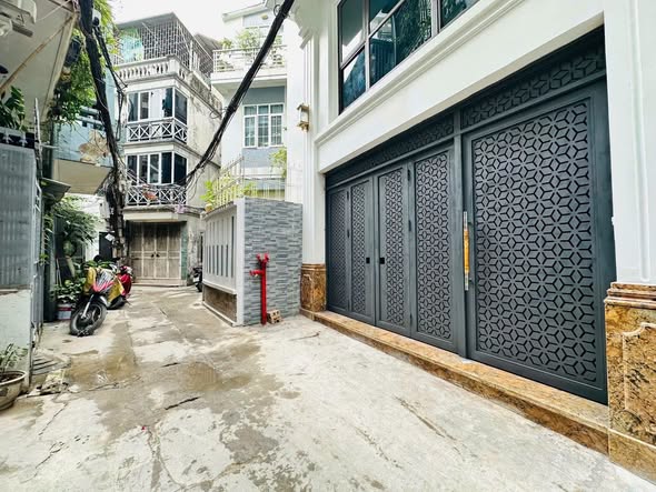 Bạch Mã Hoàng Tử Ba Đình, ngõ 3.5m, đẹp trai, cao ráo. Xin mời các sếp thẩm !