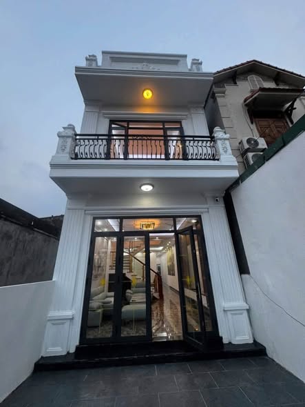 Nhà Tân cổ điển 2 tầng mới tinh có 4,5ty thôi