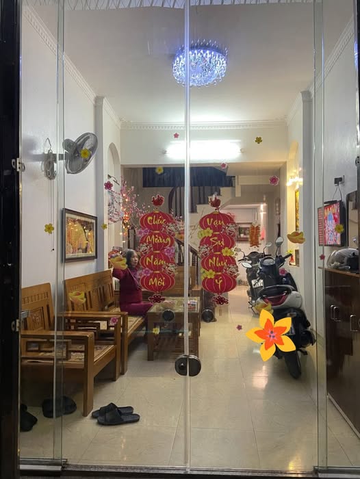 Tôi là chính chủ cần bán nhà đất tại ngõ 42 đường Yên Bình, phường Yên Nghĩa, Hà Nội.