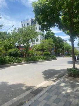 Lạc Long Quân, Xuân La , Tây Hồ - DT 30m x 5 Tầng - Giá 9.4 tỷ .