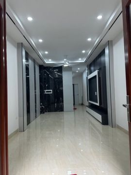 Chiều nay dắt anh Nam (nhà đầu tư phố lõi) đi xem căn 40m² 5 tầng THANG MÁY mới tinh tại ngõ Quỳn...
