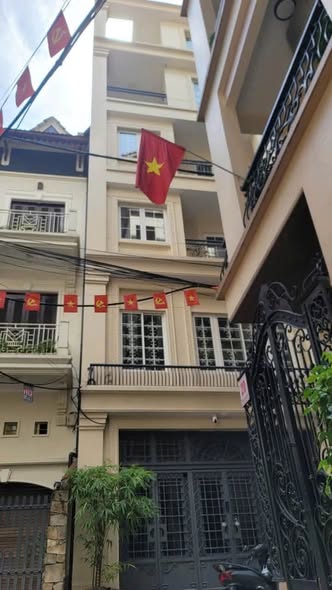 Nhà nguyên căn phân lô Kim Mã gần hồ Ngọc Khánh , ĐSQ Nga , đường rộng 5m. Ô tô đỗ cửa , ngõ thông.