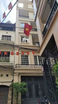Nhà nguyên căn phân lô Kim Mã gần hồ Ngọc Khánh , ĐSQ Nga , đường rộng 5m. Ô tô đỗ cửa , ngõ thông.