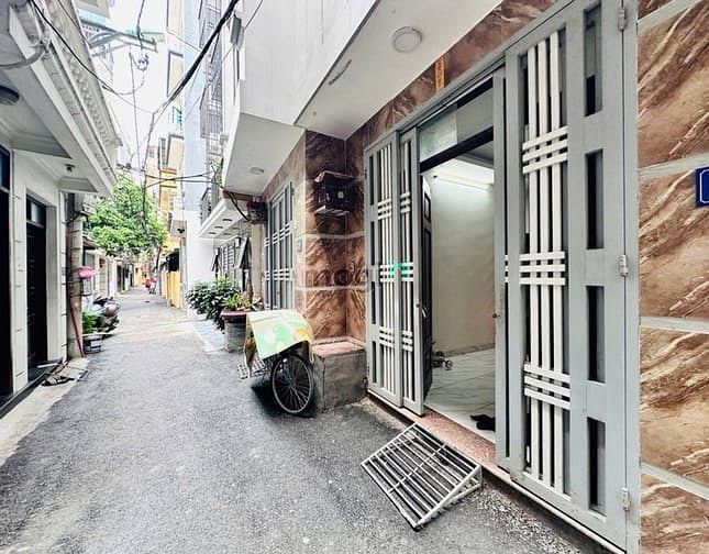 Nhà đẹp DT 45m2. Cách 106 Hoàng Quốc Việt chỉ 2km. Ngõ ô tô. Giá 8,3