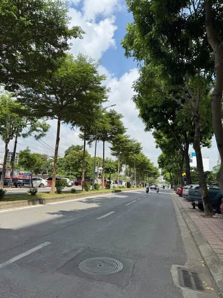 VỊ TRÍ HIẾM – TRUNG TÂM VIỆT HƯNG – LÔ GÓC 2 THOÁNG  30m² – 1 TẦNG – NHỈNH 6 TỶ Lô góc 2 mặt thoá...