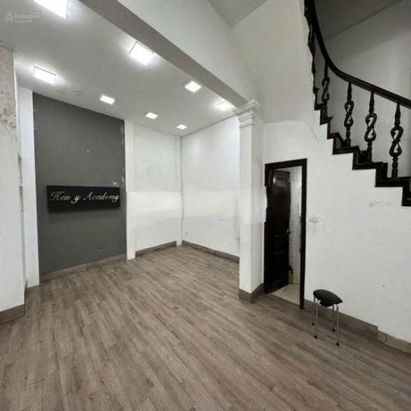 Cần cho thuê nhà 5 tầng tại Trung Kính, Cầu Giấy, ngõ rộng ô tô đỗ cửa.