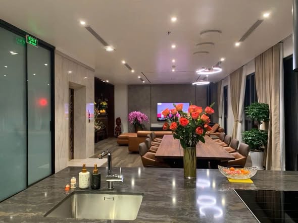 PHỐ ĐI BỘ TRỊNH CÔNG SƠN- VIEW TRỌN HỒ TÂY