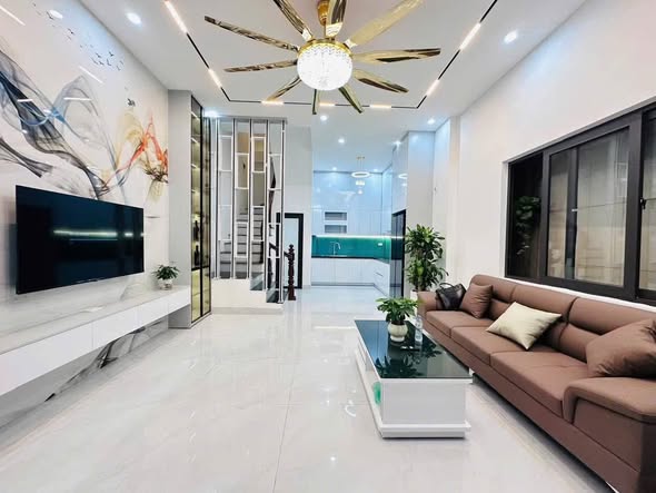 NHÀ ĐẸP CẦU GIẤY – LÔ GÓC 3 THOÁNG – FULL NỘI THẤT