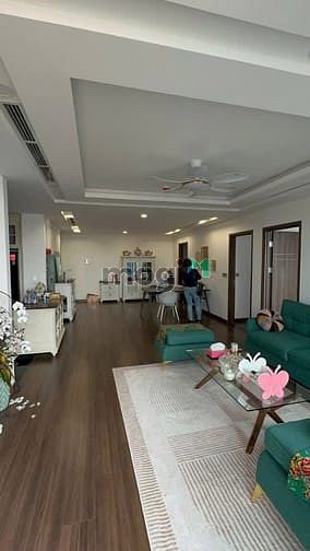 132 mét vuông- căn hộ 3 phòng ngủ trang bị nội thất hoàn thiện.