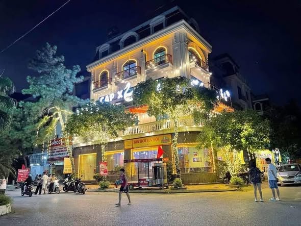 Sang Nhượng Nhà Hàng Cao Cấp.130m2 *4 tầng. Tại vũ phạm hàm Trung Hòa Cầu giấy