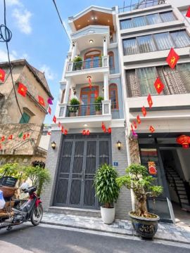 Giảm 3 tỷ còn 8 tỷ hơn để bán căn nhà 45 mét ngõ oto tránh tại Hoàng Thế Thiện ,Sài Đồng -Long Bi...