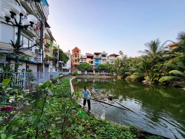 Tìm được khuôn đất 100m² mặt tiền gần 7m, trước nhà ô tô tránh lại nhìn thẳng ra mặt hồ thoáng má...