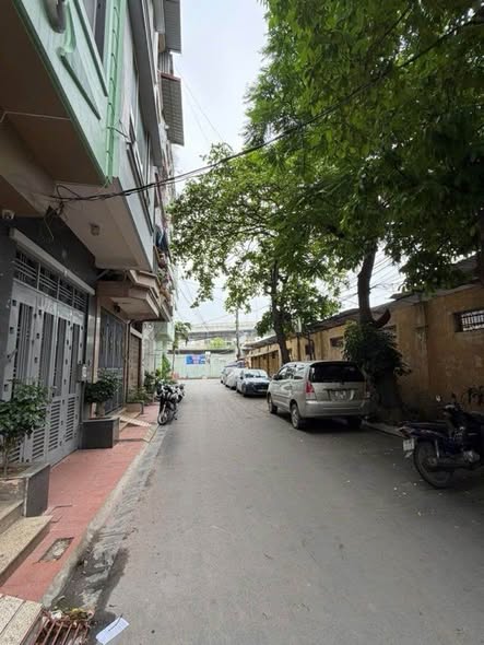 Hôm nay theo chân anh bạn đi tìm mua nhà ở nút giao Ngã Tư Vọng mà thực sự mê căn 45m² 5 tầng ở k...