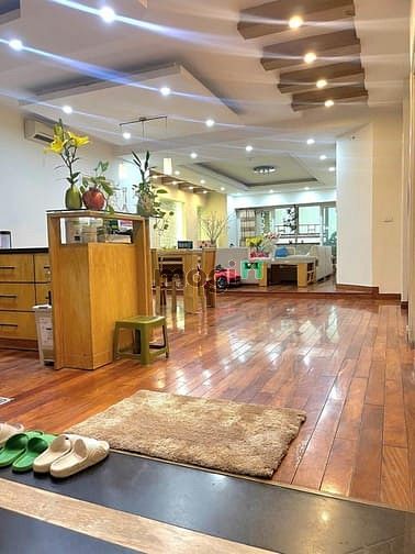 Bán căn hộ 57 Láng hạ toà nhà Thành Công 200m2 4pn , ở ngay