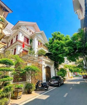 BIỆT THỰ TRUNG KÍNH TRUNG HOÀ CẦU GIẤY – MẶT TIỀN 12,5M – Ô TÔ TRÁNH – THANG MÁY – NỘI THẤT 10 TỶ