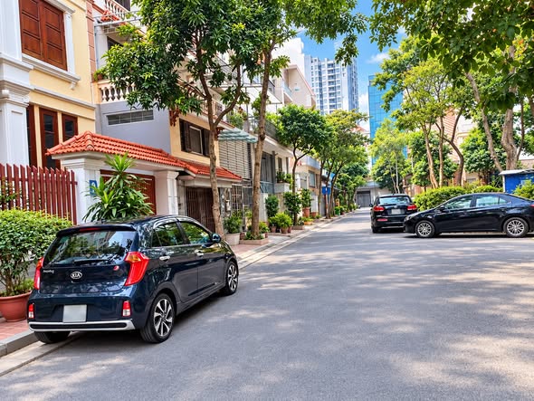 BIỆT THỰ VIP HÀM NGHI – KĐT MỸ ĐÌNH 1 – VIEW VƯỜN HOA – MẶT TIỀN 8M – GIÁ 53 TỶ. Diện tích 93m², ...