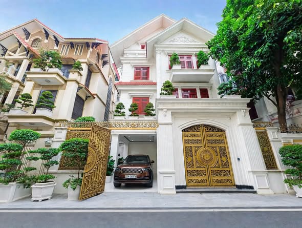 Biệt Thự Víp Trung Kính 169m X 12m Mặt Tiền - Ô Tô Tránh - Ngay Mặt Phố - Nội Thất Giá Trị Chủ Tặ...