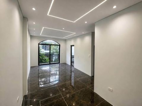 GIA ĐÌNH CẦN BÁN GẤP CĂN NHÀ 5 TẦNG THANG MÁY MỚI TINH TẠI ĐÔNG LA – KHU VỰC PHÁT TRIỂN NĂNG ĐỘNG...