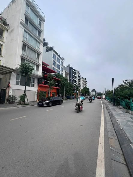 Bán đất tặng nhà MẶT PHỐ trung tâm quận Tây Hồ.