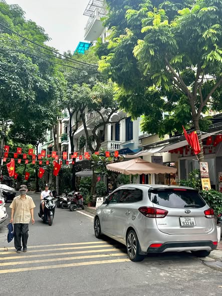 ANH CHỊ HỌ EM NHỜ BÁN – NHÀ ĐẸP GIANG VĂN MINH, SÁT KHU QUÂN ĐỘI – 11,8 TỶ