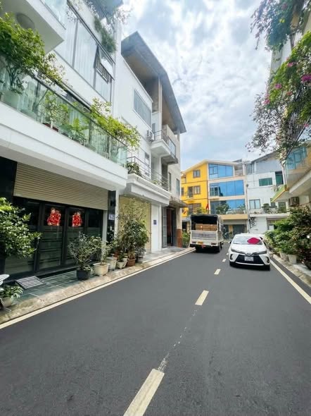 KHU LIỀN KỀ HOÀNG MAI - GẦN 80M² - Chỉ 21 TỶ - VỈA HÈ - THANG MÁY