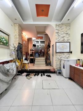 GIA ĐÌNH CẦN TIỀN TRẢ NGÂN HÀNG CẦN BÁN GẤP NHÀ Ở NGAY HỒ TRUNG KÍNH , dt 50m2 , xây 5 tầng , giá...