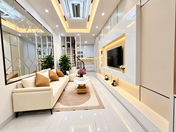 Tìm đâu ra căn nhà 4 tầng sáng đẹp, cách mặt phố chỉ khoảng 50m ngay giữa lõi Đống Đa mà tài chín...