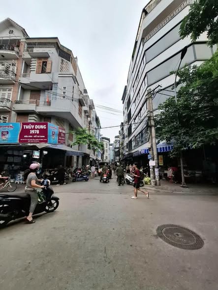 VĂN QUÁN HÀ ĐÔNG ,DÂN XÂY 5 TẦNG LÔ GÓC 2 THOÁNG TỔNG 4 PHÒNG GIÁ  HƠN 5 TỶ !