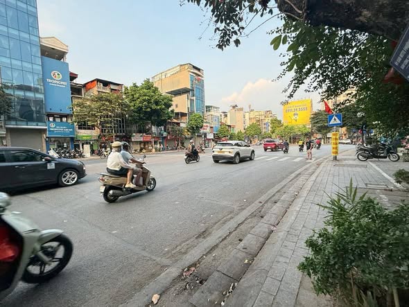 BÁN ĐẤT TẶNG NHÀ CẤP 4 – TRUNG TÂM BA ĐÌNH – 12 TỶ