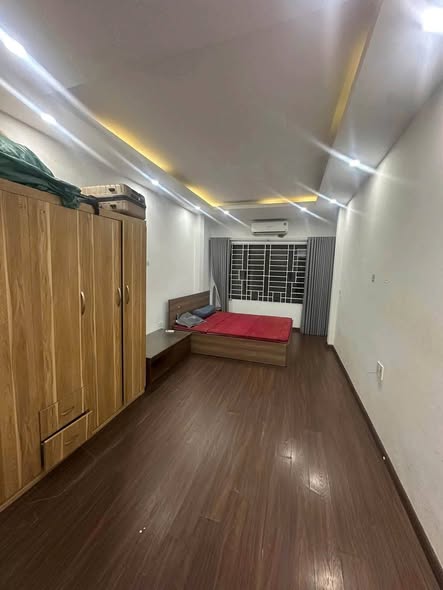 Nhà cho thuê phố Minh Khai, diện tích 42m², 5 tầng, thiết kế 3 phòng ngủ, 3WC, phòng khách, bếp.