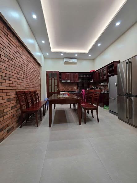 + Nhà trung tâm hoàng mai NGÁCH TO NHƯ PHỐ, XE TẢI PHI ẦM ẦM. Ô TÔ ĐỖ CỬA VÀ VÀO NHÀ. MẶT TIỀN RỘ...