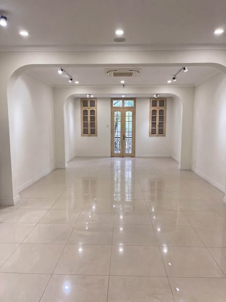 Cho thuê mặt bằng kinh doanh tầng 1, 2, 3 có thang máy mặt phố, Đường Văn Miếu, Quận Đống Đa