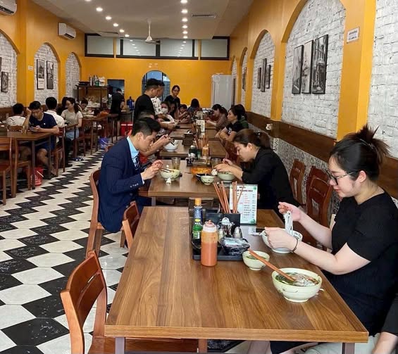 Cho thuê MB Nguyễn Huy Tưởng đối diện 10 toà chung cư cao cấp, văn phòng siêu đông.