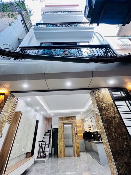 PHỐ LÊ THANH NGHỊ, 10,8 TỶ, 42M2 5TẦNG THANG MÁY, 15M RA MẶT PHỐ, NGAY ĐH KINH TẾ + ĐH BÁCH KHOA