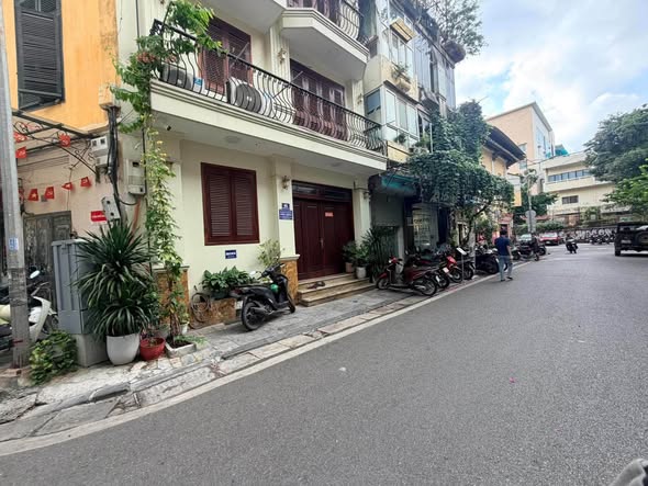 Cc Bán Nhà mẶt Phố Hoàn Kiếm 60m x 6M Mặt Tiền Giá chào 48,9 tỷ còn thương lượng