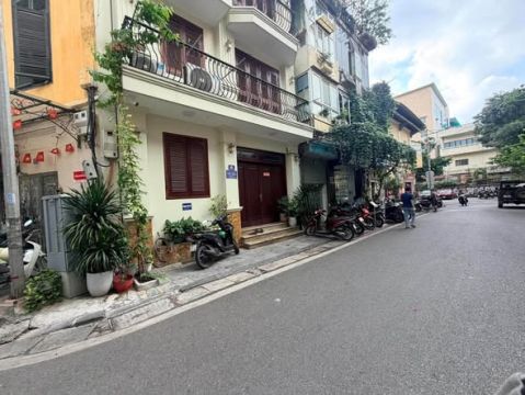 Phố Võ Chí Công 55m2 x 3 tầng, mặt tiền 5.3m, giá chào 6.8 tỷ Cầu Giấy. Nhà 3 tầng đẹp, thiết kế ...