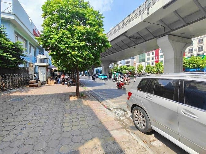 Bán mặt phố Trường Chinh- Lô góc- Vỉa hè- Kinh doanh- 188m- 3tầng- 5Tỷ