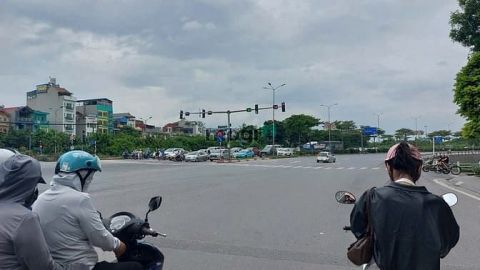 Bán đất phố Nguyễn Văn Linh, 55m2-mặt tiền đẹp, nở hậu- 6.8 tỷ, lô góc