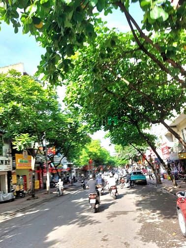 Bán đất trung tâm phố Ngọc Lâm 90m2- 4.5m- hơn 10 tỷ , gần ô tô