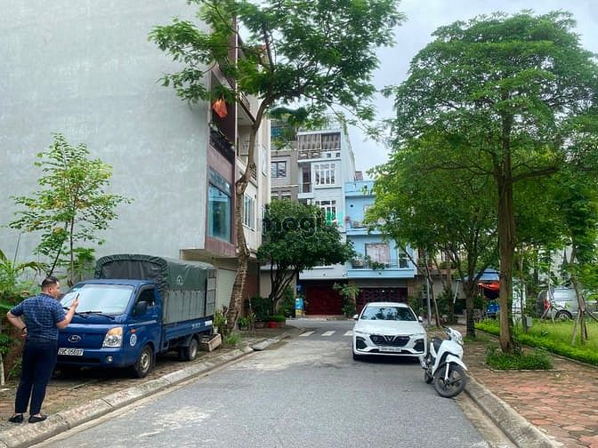 Khuôn tiền hiếm 9 tỷ có đất Tái định cư Giang Biên, Vỉa hè oto tránh