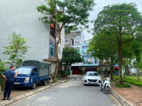 Khuôn tiền hiếm 9 tỷ có đất Tái định cư Giang Biên, Vỉa hè oto tránh