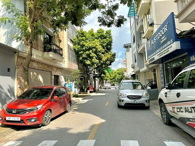 Bán đất mặt phố Giang Biên, Lô góc vỉa hè kinh doanh 70m2 - 12.x tỷ