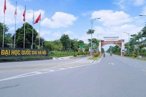 Bất hoà lạc mặt đường chính 420 sát chợ Hoà Lạc, đối diện DHQG.